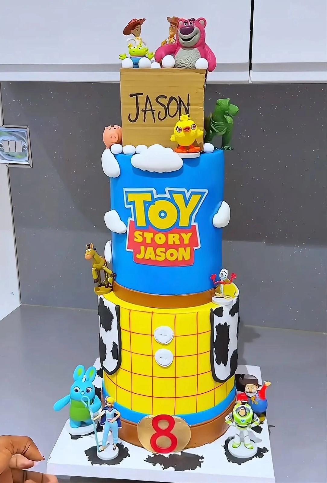 2 tier fondant Toy story